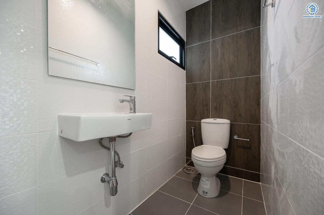 บ้านมือสองตกแต่งใหม่ โครงการ มณธานี บางแค บ้านเดี่ยว 3 ชั้น ดีไซน์หรูหรา เนื้อที่กว้าง 55.3 ตร.ว. พื้นที่ใช้สอย 240 ตร.ม. ฟังก์ชัน 5 ห้องนอน 4 ห้องน้ำ 2 ที่จอดรถ ฟังก์ชันครบตอบทุกไลฟ์สไตล์ บนทำเลศักยภาพ เชื่อมต่อถนนกาญจนาภิเษก ใกล้เดอะมอลล์บางแค ใกล้รถไฟฟ้าสายสีน้ำเงิน "สถานีหลักสอง" และจุดขึ้นทางด่วน "กาญจนาภิเษก"...